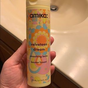 Amika Velveteen Dream w dry spray